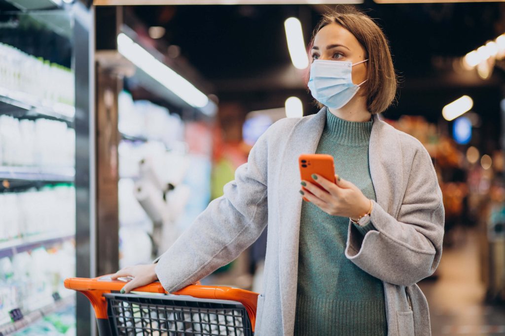 Mujer-utilizando-mascarilla-en-supermercado-como-medidas-de-prevención-COVID-2019