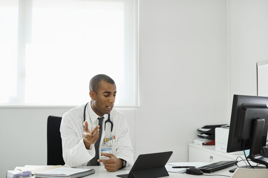 Doctor realizando una consulta médica online