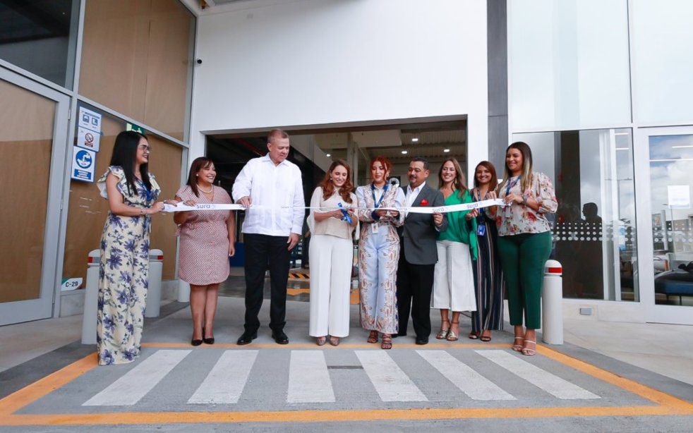 Ejecutivos de SURA en Panamá inaugurando el nuevo Centro de Movilidad