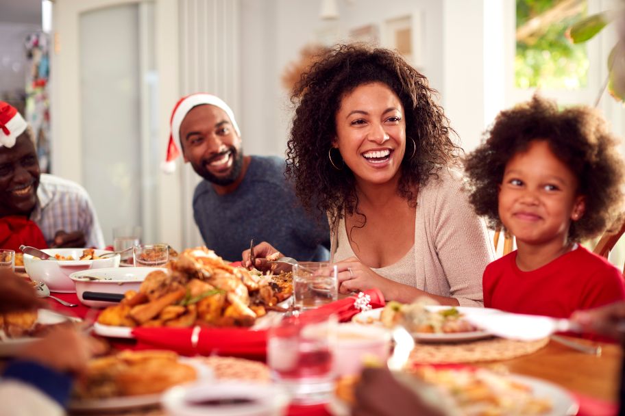 Familia disfruta de comidas saludables en cena navideña