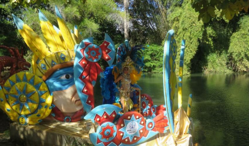 Carro alegórico del tradicional desfile acuático de Carnaval en Penonomé