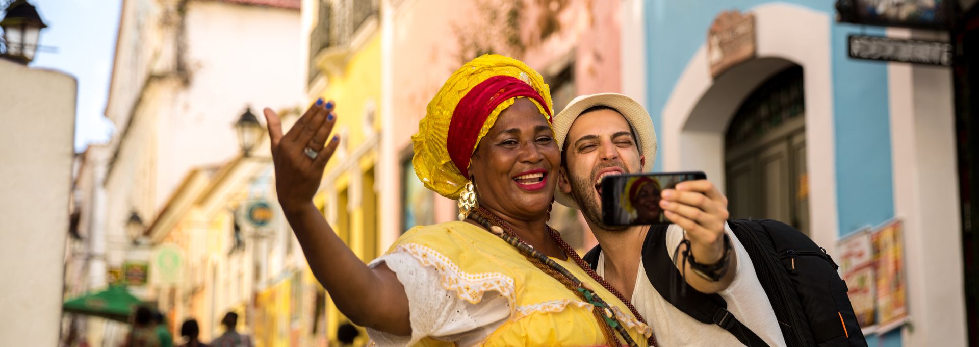 Hombre joven se toma una fotografía con una mujer originaria de Panamá