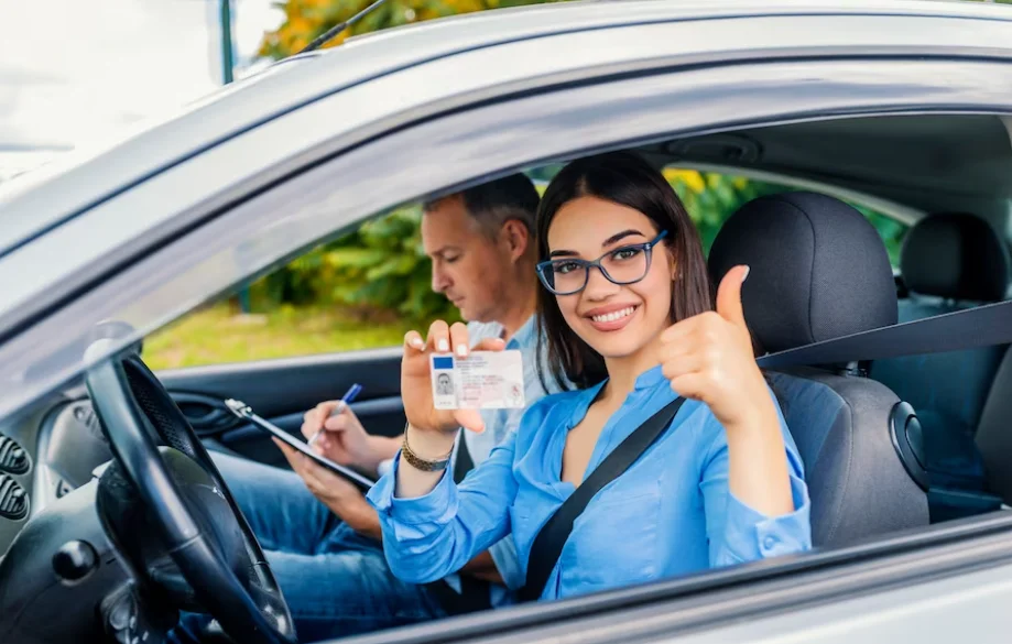 Mujer joven conduce para obtener licencia de conducir