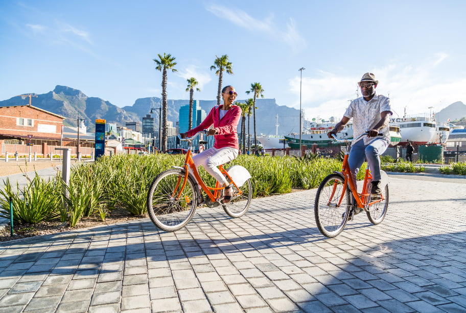Personas mayores pasean en sus bicicletas eléctricas en un día soleado en Panamá
