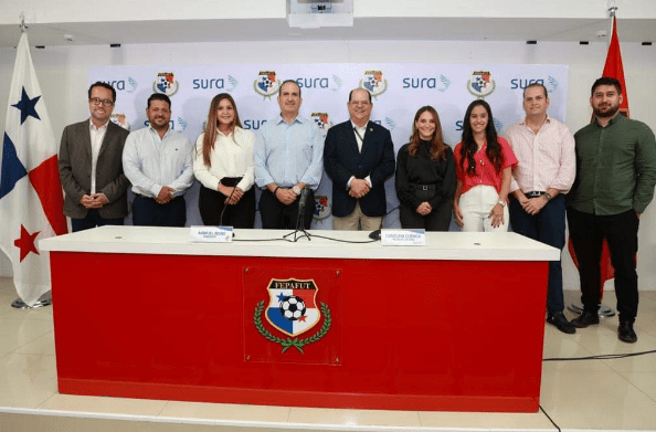 Representantes de SURA Panamá junto a máxima autoridad de la Federación Panameña de Fútbol
