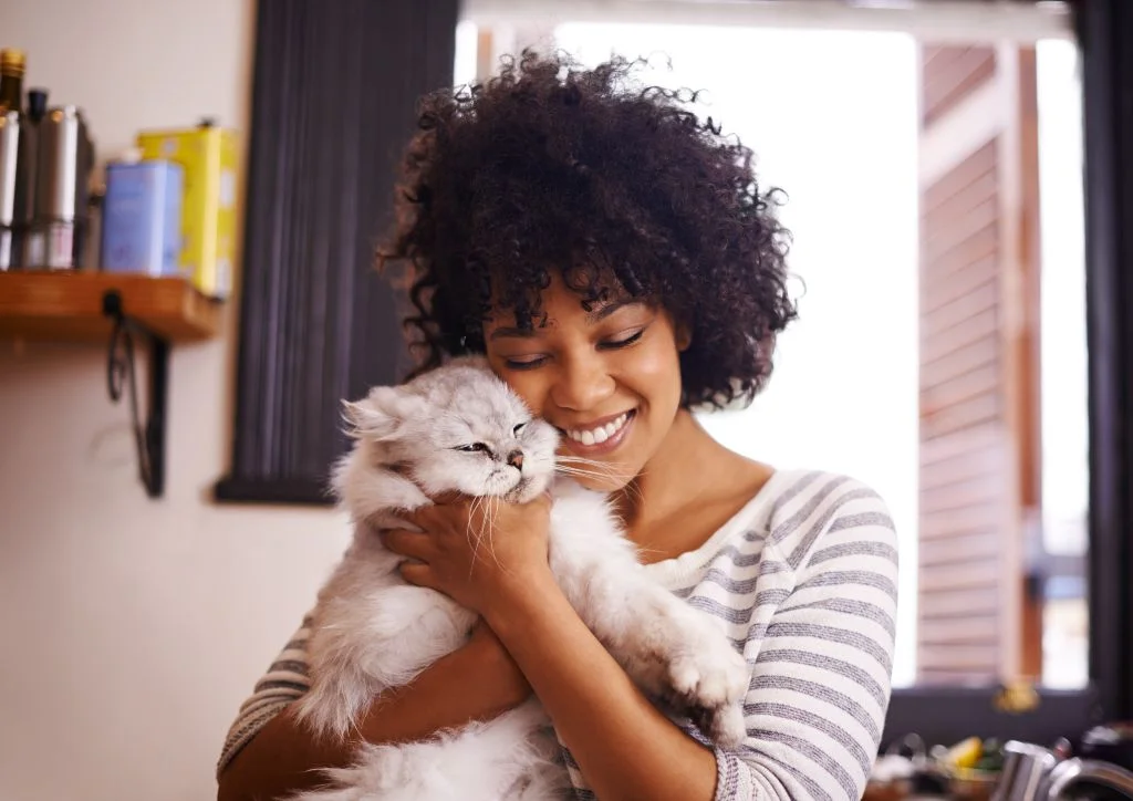 Mujer sonríe con su Gato