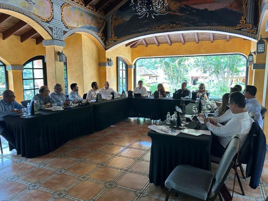 Junata directiva de la Apadea y SURA Panamá hablan sobre la importancia de las regiones