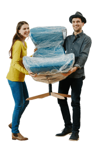 Pareja carga muebles para su hogar