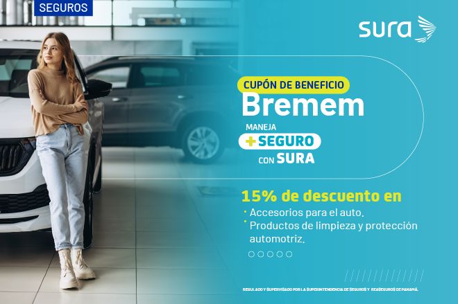 Mujer se recostada en su auto
