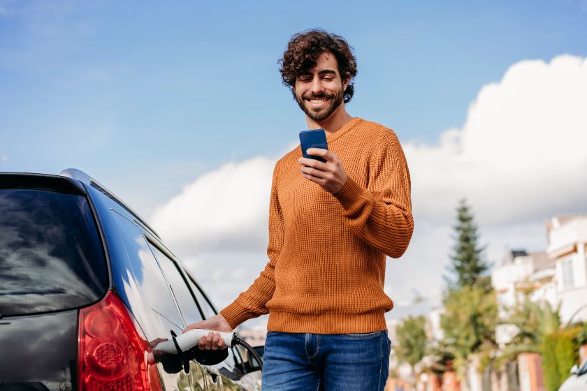 Cotiza tu seguro con SURA Persona busca un seguro a través de su celular