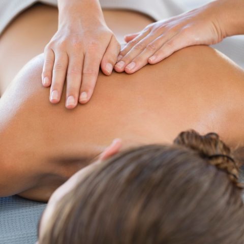 Mujer disfruta de un masaje relajante