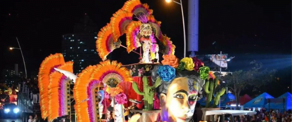 Carroza desfilando en Carnavales Panamá 2024